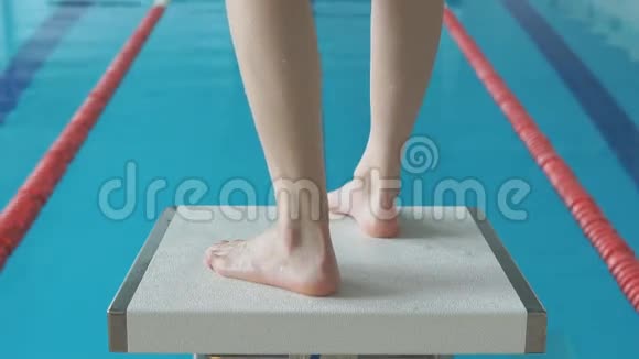 专业的女游泳运动员集中在起点跳进水里视频的预览图