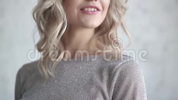 一张漂亮金发女郎的特写照片化着淡妆卷发的年轻女孩视频的预览图