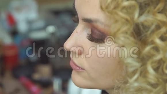 化妆师为美女化妆时尚模特的笑脸视频的预览图