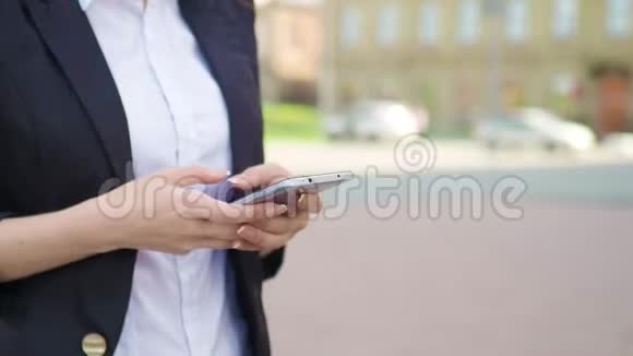 特写镜头女性手在外面的智能手机上输入短信或聊天信息视频的预览图
