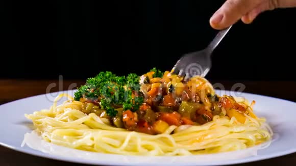把叉子和意大利面和蔬菜酱带走视频的预览图