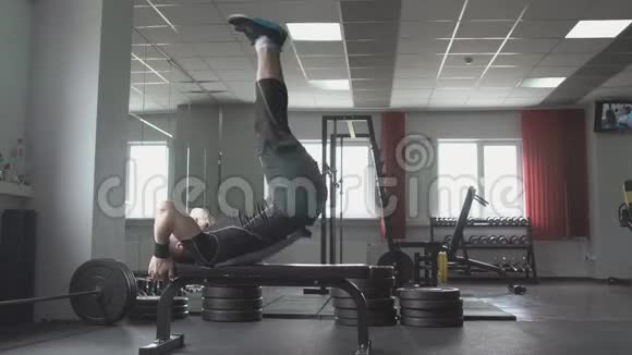 健身健康管理健身房锻炼腹肌视频的预览图