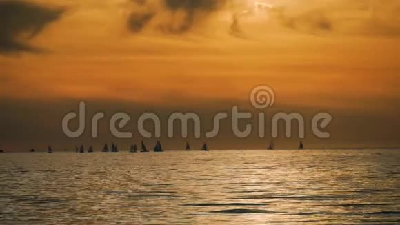 日落时有白帆的帆船日落时在海上航行游艇的美丽景色视频的预览图