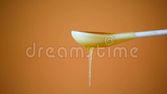 甜蜜从勺子里流下来放在橘子上视频的预览图