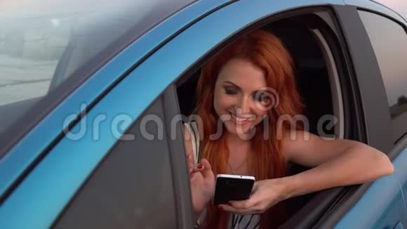 年轻女子在车里用手机视频的预览图
