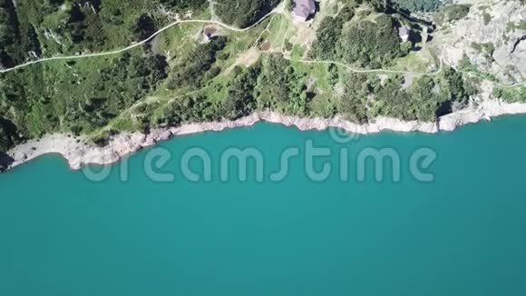 巴贝里诺湖和海岸的无人机鸟瞰高山人工湖意大利阿尔卑斯山意大利视频的预览图
