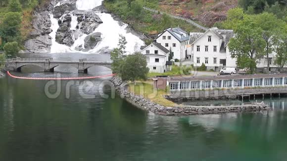海湾聚落落在山坡上挪威Hellesylt视频的预览图