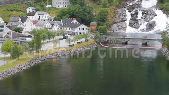 聚落海湾桥梁和瀑布挪威Hellesylt视频的预览图