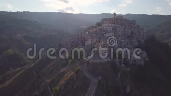 日落时分意大利历史小镇的4k轨道飞行镜头视频的预览图