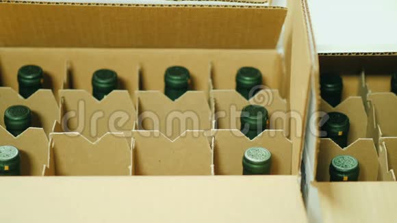 把瓶子装在盒子里的特写镜头准备运往零售销售网络视频的预览图