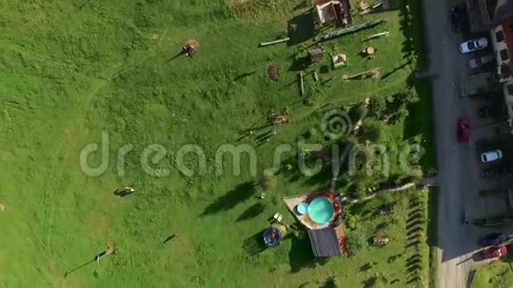 无人机带着农舍在村子里起飞视频的预览图