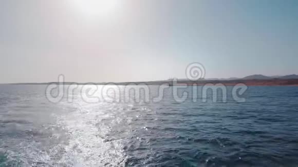 船在海上驶过大船后面的水沫痕迹一直延伸到地平线视频的预览图