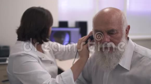 医学专业人员测试成年男子的耳朵视频的预览图