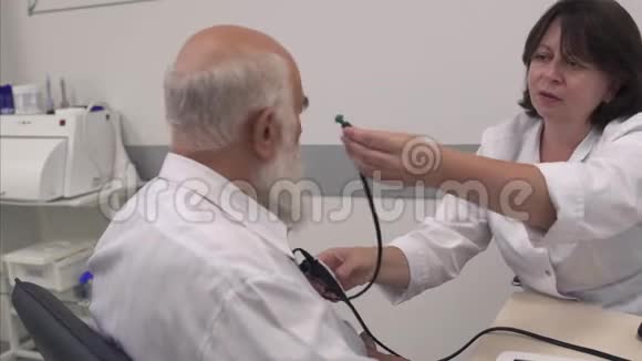 医学专业人员测试成年男子的耳朵视频的预览图