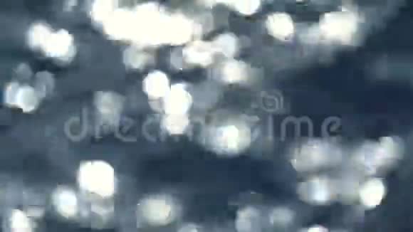 抽象模糊的蓝色海水背景与闪亮的阳光波克视频视频的预览图