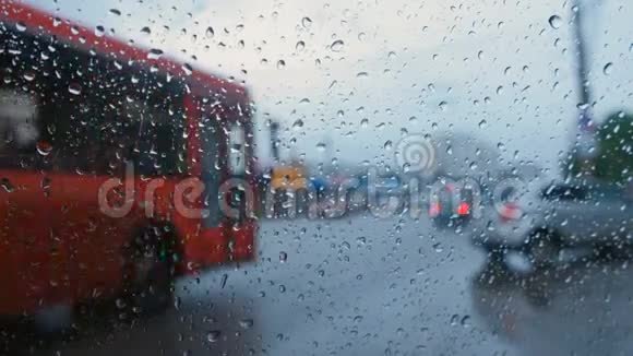从车窗透过雨看道路布鲁尔视频的预览图