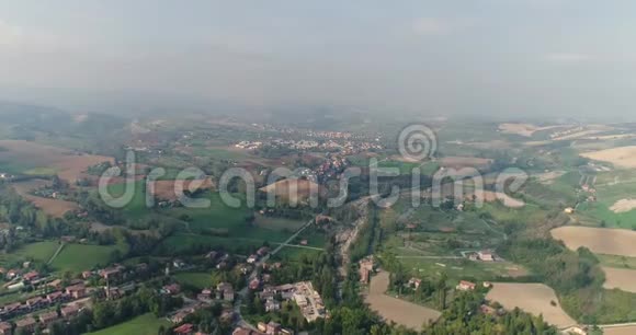 鸟瞰意大利小镇山谷之间的山丘意大利中世纪小镇全景视频的预览图