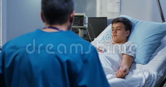 十几岁的病人在医院和医生谈话视频的预览图