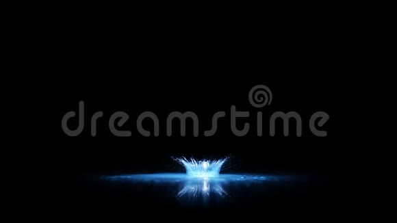 水在黑色背景上的冷蓝色灯光下滴落蓝色液体飞溅视频的预览图
