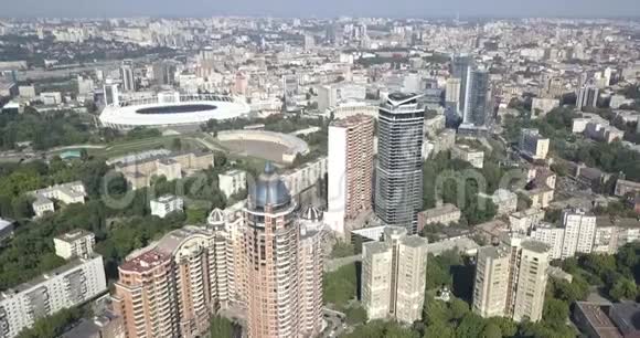 鸟瞰基辅现代城市建设与发展视频的预览图
