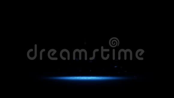 水在黑色背景上的冷蓝色灯光下滴落蓝色液体滴滴视频的预览图