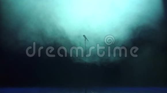 麦克风在舞台上的黑色背景视频的预览图