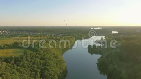 空中滑翔机悬挂滑翔机在江城峡谷上空视频的预览图