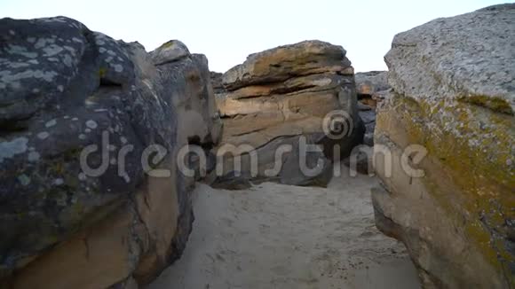 在沙滩上的岩石中迷宫视频的预览图