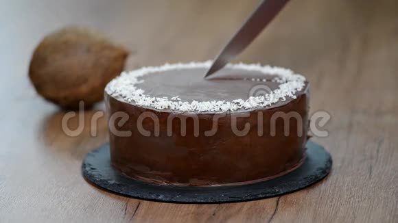 切一片巧克力椰子蛋糕视频的预览图