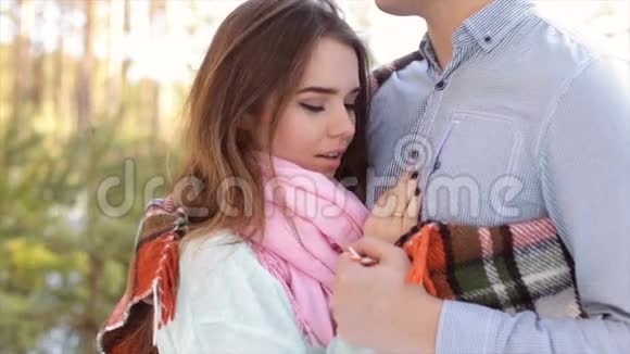 男人轻轻地拥抱女孩肩膀在森林的露天全高清视频视频的预览图