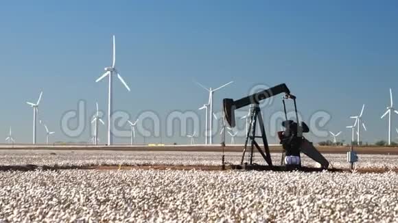 棉田农业风力涡轮机石油井架能源生产视频的预览图