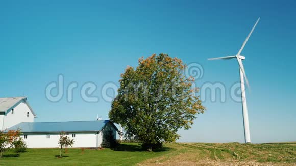 农场大楼附近的风力发电机能源独立概念视频的预览图