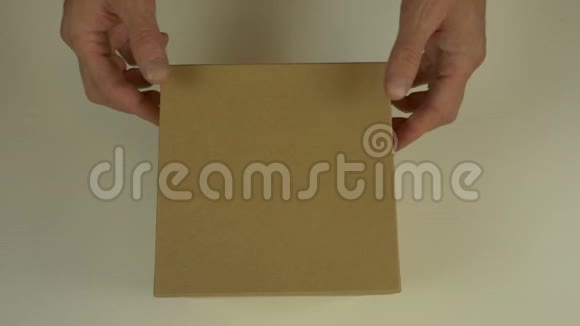 时间推移顶部视图男人的手打开礼盒那个人把箱子从另一个拿出来很多盒子视频的预览图