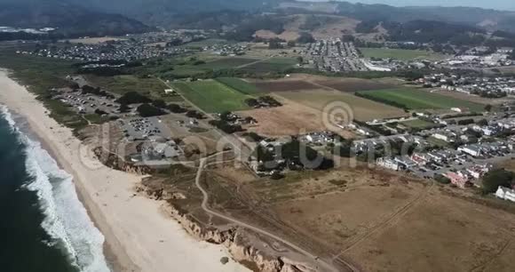 美国加利福尼亚州旧金山湾区附近半月湾的空中悬崖视频的预览图
