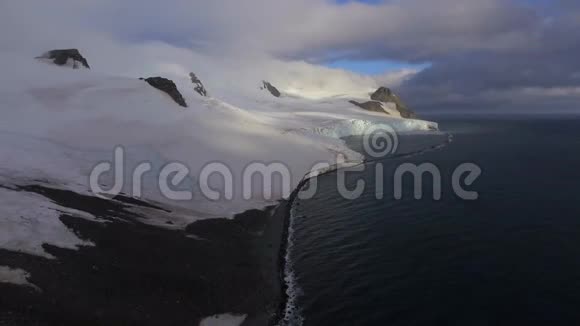 冰川覆盖了南极洲黑暗的海滩安德列夫视频的预览图