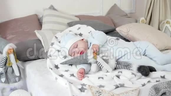 小孩子睡觉可爱的孩子睡在父母的床上在家里舒适的气氛中小男孩抱着一个拥抱睡着了视频的预览图