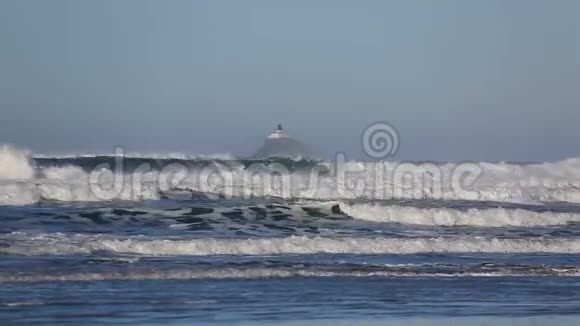 沿俄勒冈海岸高清的带退役的蒂拉莫克灯塔的巨浪视频的预览图