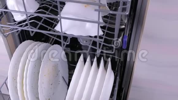厨房洗碗机篮子里的脏白色盘子视频的预览图