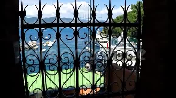 波菲诺港港口从一个古老的大门俯视视频的预览图