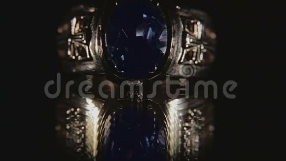带着蓝宝石的黑色戒指视频的预览图