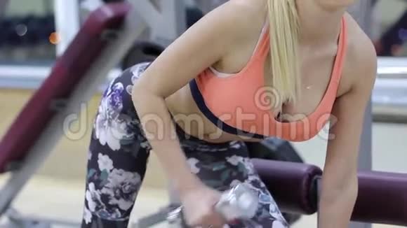 健身女性在训练强壮的腹肌视频的预览图