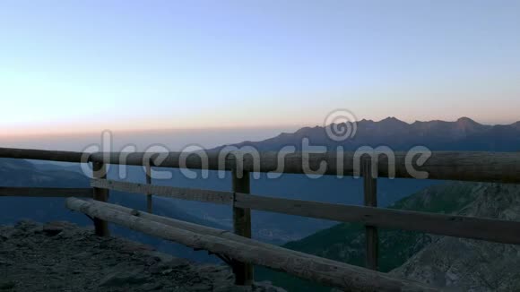 从木阳台看日出的人在阿尔卑斯山的高处喝杯热饮料视频的预览图