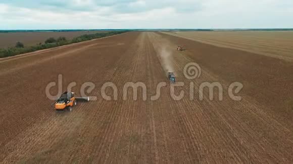 农用拖拉机田间作业的无人机镜头人工林机械的鸟瞰图视频的预览图