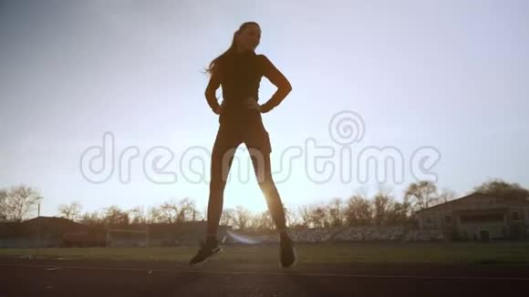 这个女孩在体育场进行健身锻炼视频的预览图