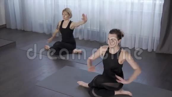 瑜伽教练做哈他瑜伽姿势例如古穆哈萨纳视频的预览图