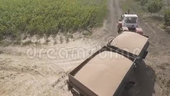 大卡车从田间运输粮食空中观景视频的预览图