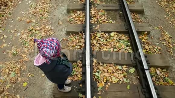 小女孩整齐地穿过铁路从顶部的视频视频的预览图