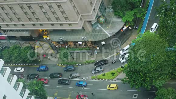 高空俯视道路交通堵塞和雨中行走的人3840x2160视频的预览图