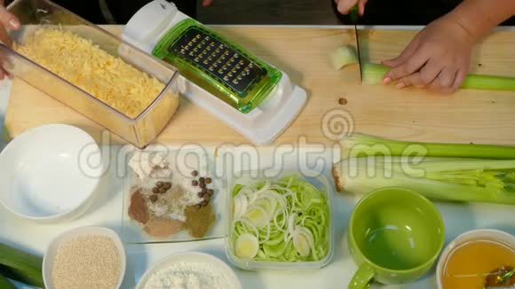 女人手把芹菜切碎把奶酪放到盘子里视频的预览图