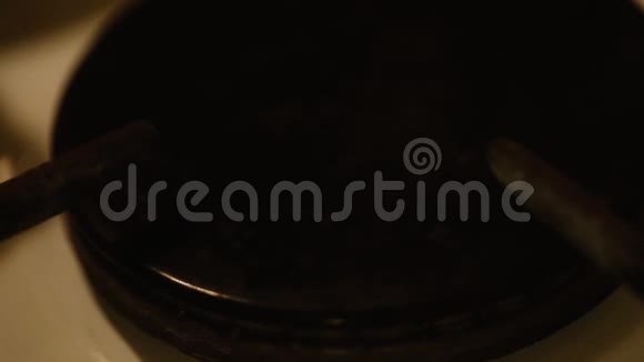 一个煤气灶被点亮视频的预览图